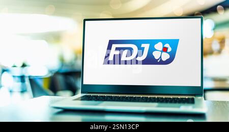 POZNAN, POL - DEC 19, 2024 : ordinateur portable affichant le logo de FDJ Banque D'Images