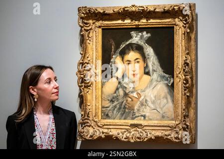 Londres, Royaume-Uni. 13 février 2025. Un collaborateur avec « Portrait de Marguerite de Conflans portant Une Mantilla », 1873, par Édouard Manet lors d’une avant-première de « Goya à l’impressionnisme : chefs-d’œuvre de la collection Oskar Reinhart » à la Galerie Courtauld. Des peintures impressionnistes et post-impressionnistes, dont des chefs-d’œuvre de Goya, Monet, Renoir, Van Gogh et Picasso, sont exposées dans la première exposition de la collection Oskar Reinhart à être mise en scène hors de Suisse. Le spectacle se déroule du 14 février au 26 mai 2025. Credit : Stephen Chung / Alamy Live News Banque D'Images