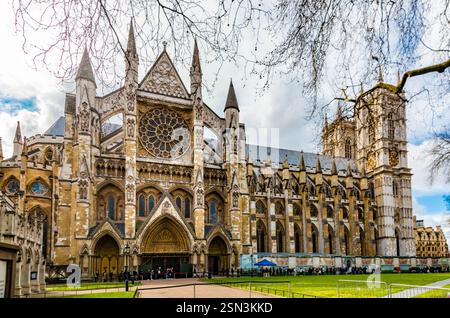Superbe vue sur toute la façade nord de la célèbre abbaye de Westminster avec l'impressionnante rosace, les contreforts volants au-dessus et l'entrée... Banque D'Images