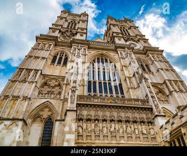 Superbe vue rapprochée sur la façade ouest de la célèbre abbaye de Westminster avec ses deux tours occidentales et les dix statues de Chrétien du XXe siècle... Banque D'Images