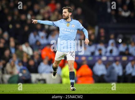 Manchester, Royaume-Uni. 11 février 2025. Le milieu de terrain de Manchester City Bernardo Silva (20 ans) fait des gestes lors du match de match de 1ère manche du Manchester City FC contre Real Madrid CF UEFA Champions League au stade Etihad, Manchester, Angleterre, Royaume-Uni le 11 février 2025 crédit : Phil Duncan/Every second Media crédit : Every second Media/Alamy Live News Banque D'Images