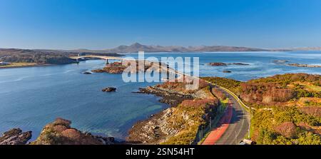 Pont de Skye A87 pont routier sur le Loch Alsh Écosse avec l'île d'Eilean Ban et les collines de Cuillin lointaines Banque D'Images
