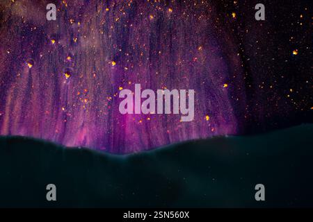 aurora borealis bleu électrique danse au-dessus des montagnes à minuit Banque D'Images