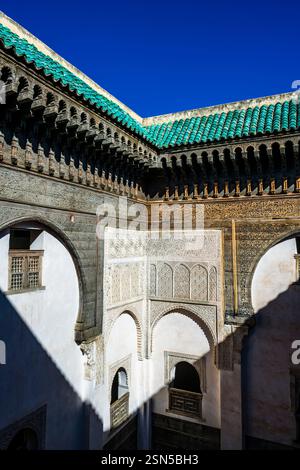 Lumière du soleil et ombres sur les murs intérieurs de la Cherratine Madrasa, Fès, Maroc Banque D'Images