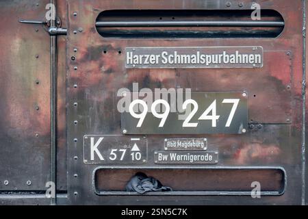 Sur le côté d'une locomotive à vapeur Brockenbahn, sa plaque d'immatriculation unique est fixée. Il fait partie de la Harzer schmalspurbahn. Banque D'Images