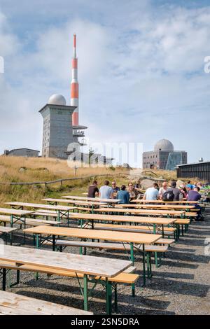 Brocken, Allemagne – le 30 août 2024 : les touristes sont rassemblés près de la gare de Brocken dans le parc national du Harz (Saxe, Allemagne) un jour d’août d’été. Banque D'Images