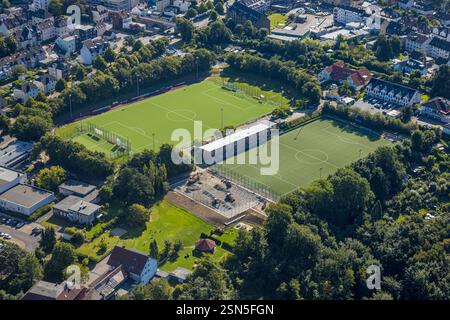 Vue aérienne, stade de football von-Böttinger-Platz avec excavatrice sur un chantier, club de football Sportclub Velbert e.V. Velbert, région de la Ruhr, Nord R Banque D'Images