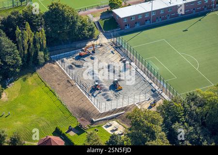Vue aérienne, stade de football von-Böttinger-Platz avec excavatrice sur un chantier, club de football Sportclub Velbert e.V. Velbert, région de la Ruhr, Nord R Banque D'Images