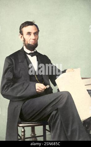 La photo montre le président Abraham Lincoln dans l'une des six photos prises la veille de l'ouverture officielle de la nouvelle galerie d'Alexander Gardner à Washington. Créé le 9 août 1863. Lincoln avait promis d'être le premier sitter de Gardner et avait choisi dimanche pour sa visite pour éviter les « chercheurs de curiosités et autres chercheurs » sur son chemin vers la galerie. Cet objet illustre le moyen par lequel une image photographique a été produite sur papier : le négatif sur plaque de verre qui était le « film » des débuts de la photographie. Le procédé utilisé par Gardner était relativement nouveau en Amérique et consistait à enduire à la main un gla Banque D'Images