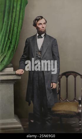 Une carte-de-visite presque pleine longueur imprimée sur albumen de Lincoln prise par Thomas le Mere à la galerie Brady à Washington, D.C. le 17 avril 1863. Banque D'Images
