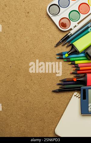 Fournitures d'art disposées sur un fond texturé présentant une variété de couleurs et d'outils pour l'expression créative Banque D'Images