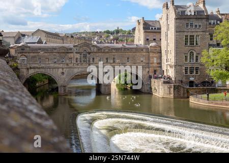 BATH, GRANDE-BRETAGNE - 14 MAI 2014 : ceci est une vue sur le vieux pont Pultney et le déversoir Pultney sur la rivière Avon. Banque D'Images