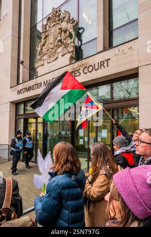 Londres, Royaume-Uni. 13 février 2025. Protestation demande que les charges contre Chris Nineham soient abandonnées au tribunal de première instance de Westminster. Il a été arrêté lors de la dernière marche en Palestine alors que lui et le député se dirigeaient vers la BBC. Crédit : Guy Bell/Alamy Live News Banque D'Images