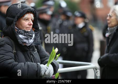 Londres, Angleterre, Royaume-Uni. 13 février 2025. Les manifestants se rassemblent en portant des fleurs devant le tribunal de première instance de Westminster alors que CHRIS Nineham, fondateur de Stop the War Coalition, devait assister à son audience de plaidoyer. La police l'a arrêté après avoir déclaré qu'il avait enfreint l'article 14 de la loi sur l'ordre public lors d'une marche pro-palestinienne le 18 janvier 2025. Les manifestants pensent que la police et le gouvernement restreignent la capacité des citoyens ordinaires à manifester à l'avenir. (Crédit image : © Martin Pope/ZUMA Press Wire) USAGE ÉDITORIAL SEULEMENT! Non destiné à UN USAGE commercial ! Banque D'Images