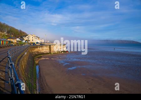 Brume de mer sur la plage et la baie de Filey un jour d'hiver Banque D'Images
