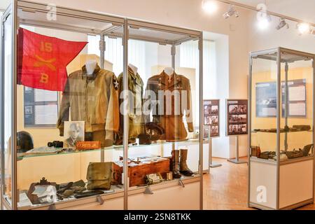 Blovice, République tchèque. 13 février 2025. Libération 1945 : exposition des hommes de la 2e division d'infanterie, Musée de la région de Pilsen Sud, Blovice, République tchèque, 13 février 2025. En juin 1944, la division participe au débarquement de Normandie pendant la seconde Guerre mondiale et entre en Tchécoslovaquie le 4 mai 1945 et libère quelques jours plus tard Pilsen. Crédit : Miroslav Chaloupka/CTK photo/Alamy Live News Banque D'Images