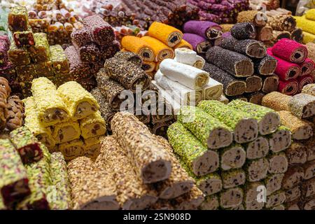 Rouleaux de plaisir turc avec de nombreuses saveurs et garnitures différentes se rapprochent sur la table du marché des vendeurs au Grand Bazar Banque D'Images