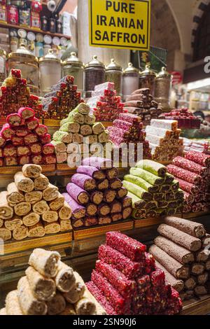 Rouleaux de plaisir turc avec de nombreuses saveurs et garnitures différentes se rapprochent sur la table du marché des vendeurs au Grand Bazar Banque D'Images
