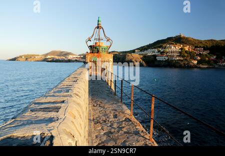 Le port de Collioure et son église sur la côte Vermeille. Banque D'Images