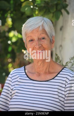 portrait d'une femme latino senior joyeuse à l'extérieur le jour d'été Banque D'Images