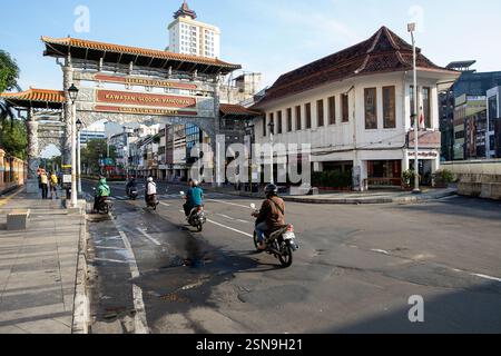 Circulation dans les rues du centre du vieux Chinatown, Pantjoran Tea House près de la place de la vieille ville ou Kota Tua, Pancoran Glodok, Jakarta, Java, Indone Banque D'Images