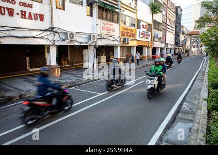 Trafic dans les rues du centre du vieux Chinatown, Jakarta, Java, Indonésie ; Asie Banque D'Images
