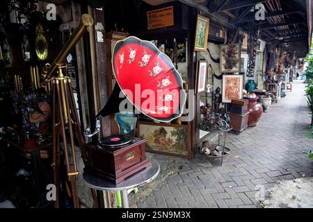 Ancien gramophone dans le magasin d'antiquités, Jalan Surabaya, Jakarta, Indonésie Banque D'Images