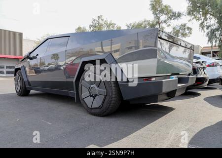 Les voitures Telsa EV et un Cybertruck sont garés à une station-service Tesla sur University Drive à Teme, Arizona, États-Unis le 25 janvier 2025. Tesla est aux prises avec la baisse des ventes mondiales, les craintes tarifaires et les réactions aux opinions politiques d'Elon MuskÕs. De plus, certains centres de service et véhicules ont récemment été vandalisés avec des graffitis et des vitres brisées. (Photo : Alexandra Buxbaum/Sipa USA) Banque D'Images