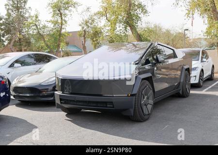 Les voitures Telsa EV et un Cybertruck sont garés à une station-service Tesla sur University Drive à Teme, Arizona, États-Unis le 25 janvier 2025. Tesla est aux prises avec la baisse des ventes mondiales, les craintes tarifaires et les réactions aux opinions politiques d'Elon MuskÕs. De plus, certains centres de service et véhicules ont récemment été vandalisés avec des graffitis et des vitres brisées. (Photo : Alexandra Buxbaum/Sipa USA) Banque D'Images