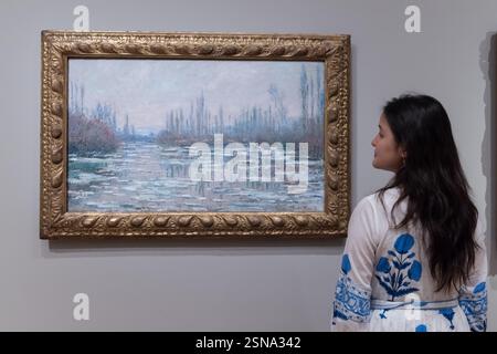 Londres, Royaume-Uni. 13 février 2025. LONDRES, ROYAUME-UNI - 13 FÉVRIER 2025 : un membre de l'équipe regarde une peinture de Claude Monet intitulée 'The Break-up of Ice on the Seine' (1880-81) lors d'une photoconférence à la Courtauld Gallery dans le cadre de la nouvelle exposition Goya to Impressionism : Masterpieces from the Oskar Reinhart Collection à Londres, Royaume-Uni, le 13 février 2025. (Photo de Wiktor Szymanowicz/NurPhoto) crédit : NurPhoto SRL/Alamy Live News Banque D'Images