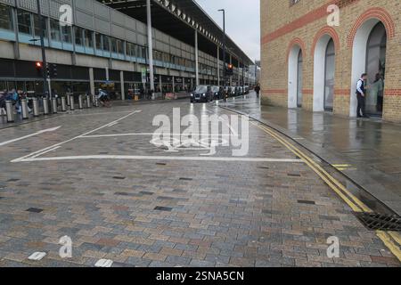Taxis noirs devant la gare internationale de St Pancras Banque D'Images