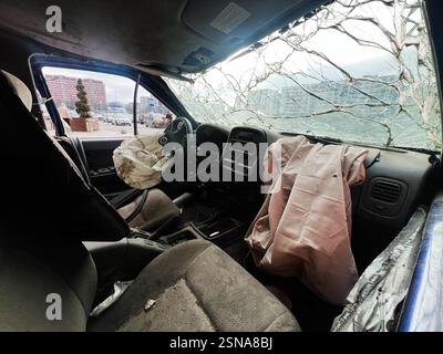 Lviv, Ukraine - 12 février 2025 : un intérieur de voiture militaire avec pare-brise cassé et airbags déployés après un accident Banque D'Images
