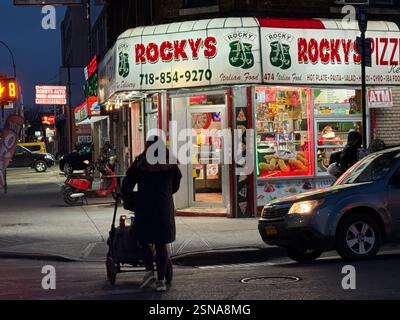 Rocky's Pizza à l'angle de Coney Island et Church avenues dans le quartier de Kensington à Brooklyn, New York. Banque D'Images