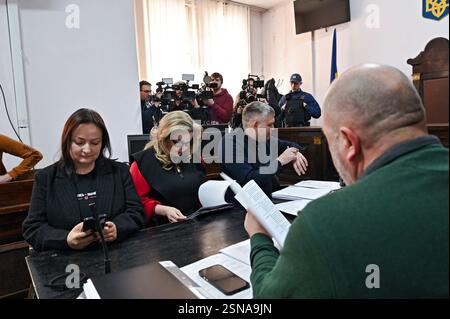 Non exclusif : LVIV, UKRAINE - 13 FÉVRIER 2025 - Sofiia Osoba, la fille de la linguiste et politicienne Iryna Farion, de son avocate Nataliia Romanyk et Banque D'Images