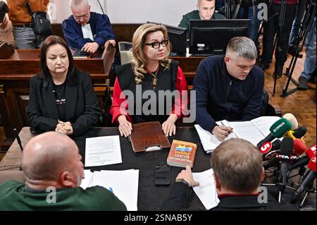 Non exclusif : LVIV, UKRAINE - 13 FÉVRIER 2025 - Sofiia Osoba, la fille de la linguiste et politicienne Iryna Farion, de son avocate Nataliia Romanyk et Banque D'Images