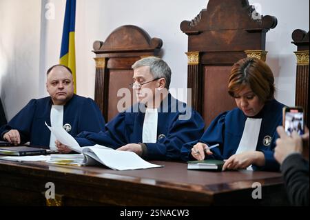 LVIV, UKRAINE - 13 FÉVRIER 2025 - le juge Petro Nevoit (C) préside une audience dans l'affaire du meurtre d'Iryna Farion, à Lviv, dans l'ouest de l'Ukraine. (Photo de Anastasiia Smolienko/Ukrinform) Banque D'Images