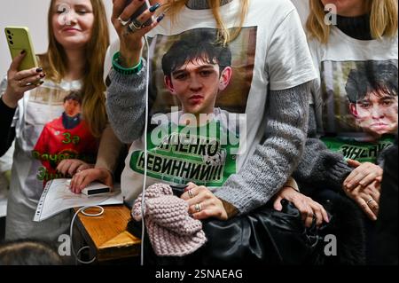 Non exclusif : LVIV, UKRAINE - 13 FÉVRIER 2025 - partisans de Viacheslav Zinzhenko, accusé du meurtre de la linguiste et politicienne Iryna Banque D'Images