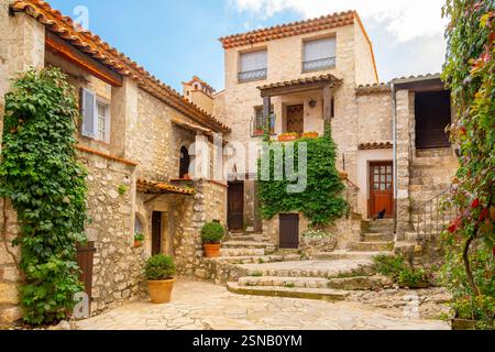 Un coin pittoresque avec des bâtiments historiques traditionnels en pierre dans la ville perchée de Gourdon, en France, dans la région Provence-Alpes-Côte d'Azur. Banque D'Images