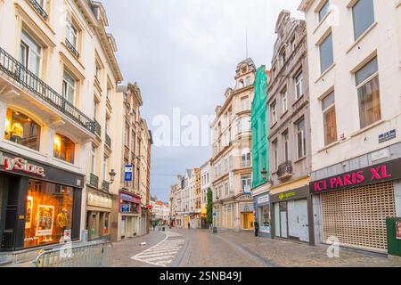 Une rue pittoresque de boutiques et de cafés en trottoir près de la place du marché de la Grand place dans le centre historique de Bruxelles, Belgique. Banque D'Images