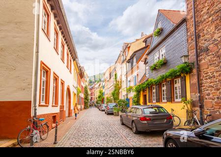 Une rue résidentielle étroite pittoresque dans la vieille ville de Heidelberg, Altstadt, en Allemagne. Banque D'Images