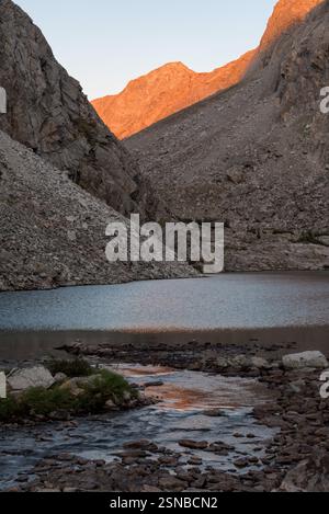 Sortie de Peak Lake, Bridger Wilderness, Wind River Range, Wyoming. Banque D'Images