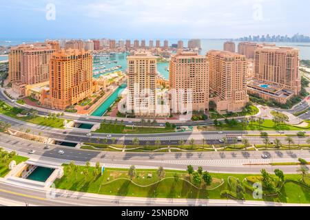 Vue panoramique de Doha Pearl Island avec les gratte-ciel de la ville derrière le golfe Persique à Doha, Qatar. Banque D'Images