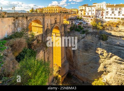 Puente Nuevo, le vieux pont de pierre enjambant la gorge El Tajo dans le village blanc de Ronda, en Espagne. Banque D'Images