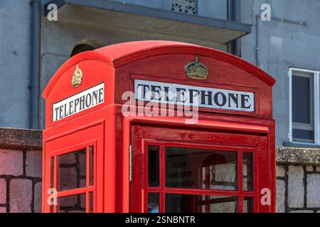 Une boîte téléphonique rouge traditionnelle, conçue par Sir Giles Gilbert Scott et introduite pour la première fois dans les rues de Grande-Bretagne dans les années 1920 Banque D'Images