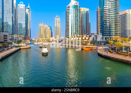 La Marina de Dubaï, une promenade au bord de l'eau de magasins, de ports de plaisance et de gratte-ciel, le long de la côte de Dubaï, Émirats arabes Unis. Banque D'Images
