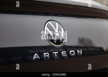Vilnius, Lituanie - 2024-10-11 - emblème, badge avec logo et nom du modèle sur le coffre de Volkswagen Arteon Banque D'Images