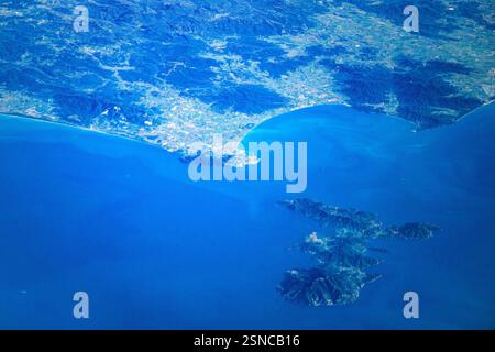 Caractéristiques du terrain et littoral. Amélioration numérique d'une image par la NASA. Banque D'Images