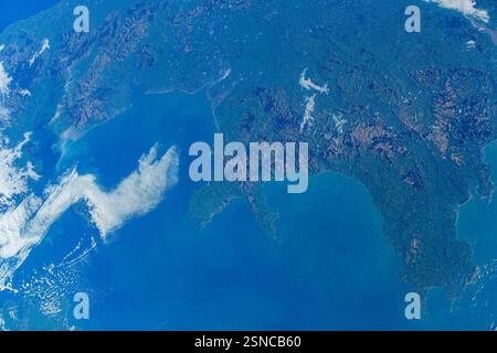 Littoraux et caractéristiques terrestres. Amélioration numérique d'une image par la NASA. Banque D'Images