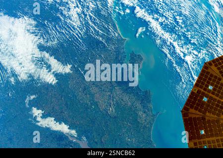 Caractéristiques terrestres et côtières. Amélioration numérique d'une image par la NASA. Banque D'Images