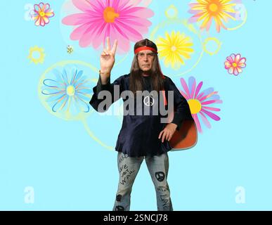 Homme portant une robe fantaisie hippy rétro pour la fête. Banque D'Images